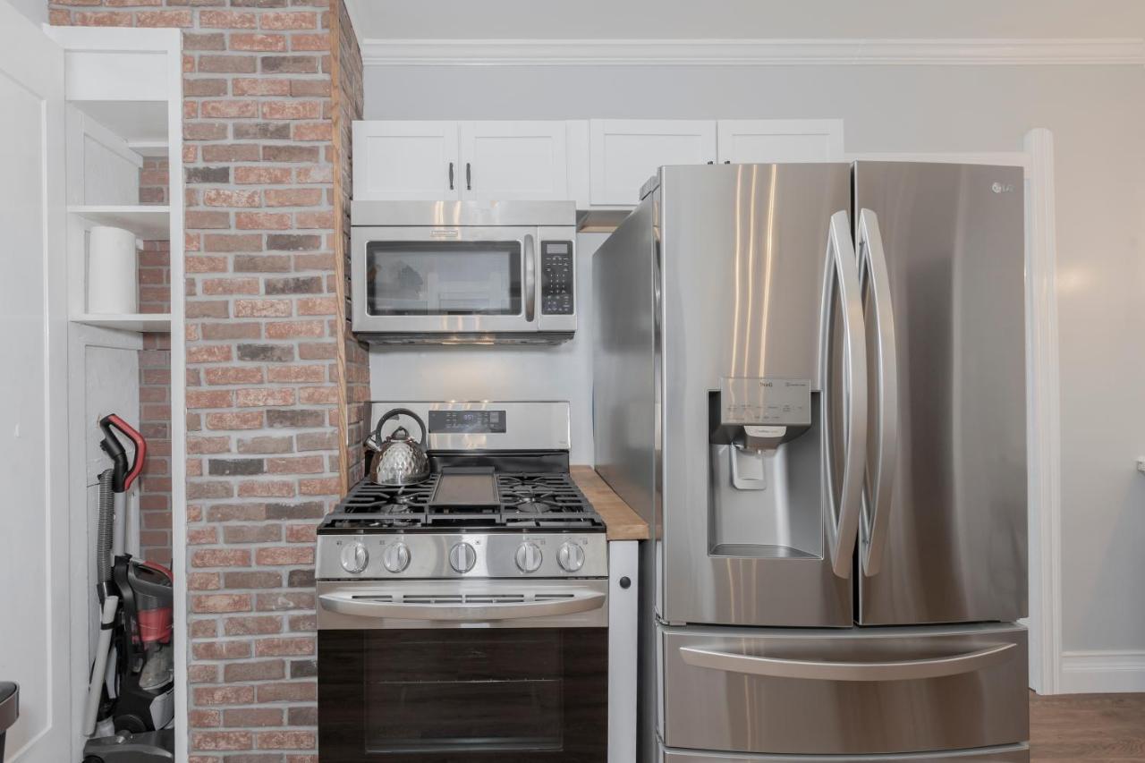 Апартаменты In The Heart Of Little Italy! Free Parking! Кливленд Экстерьер фото